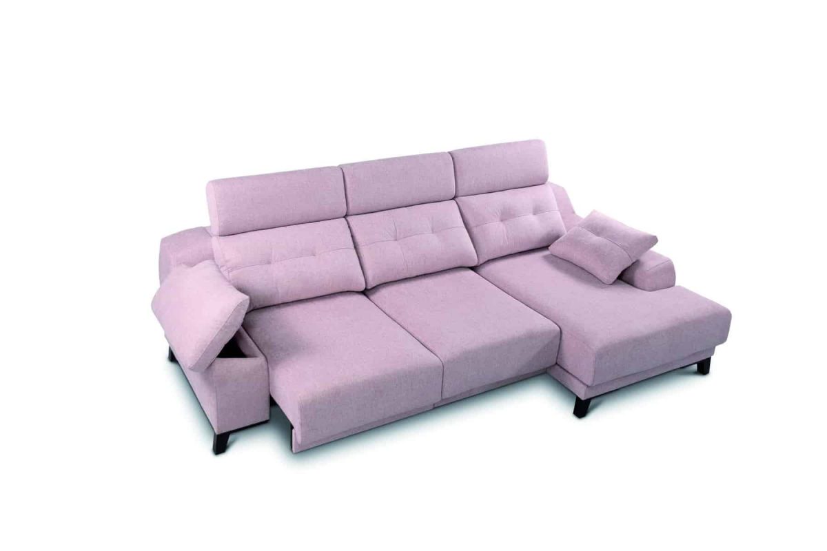 6. Imponente sofá con chaiselongue, sistema de asientos extraíbles de apoyo con pata alta, respaldos reclinables y útiles arcones.