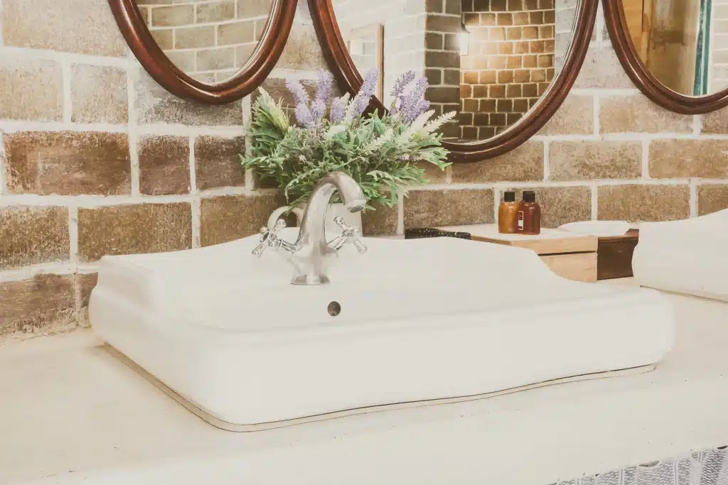 Trucos de rutinas de limpieza en casa 3 espejos baño luz